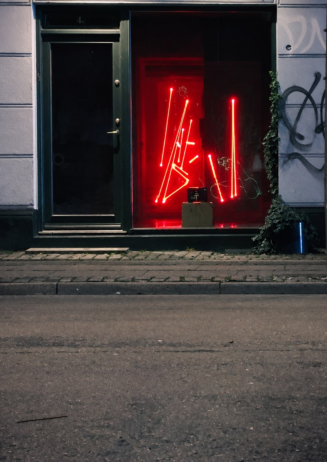 Kirke Hundevad Meng, Molecular Mischief, 2024, street view, video still. Photo: Nemanja Askov.