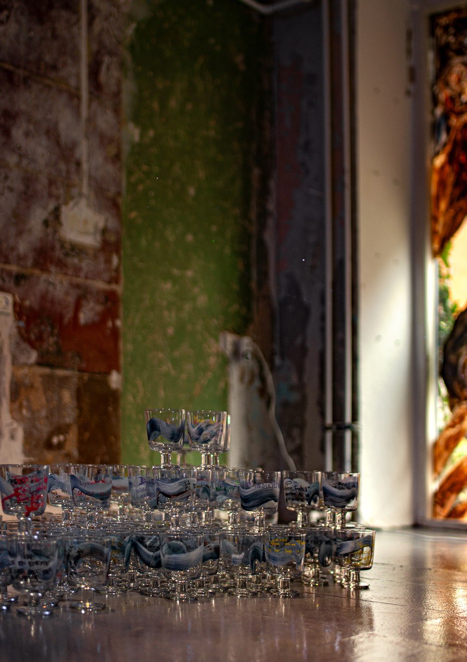 Anna Skov Hassing, 4 u I c, 2025, painted glass, installation views and details. Lasers in the background by Kirke Hundevad Meng. Photos: Nemanja Askov.