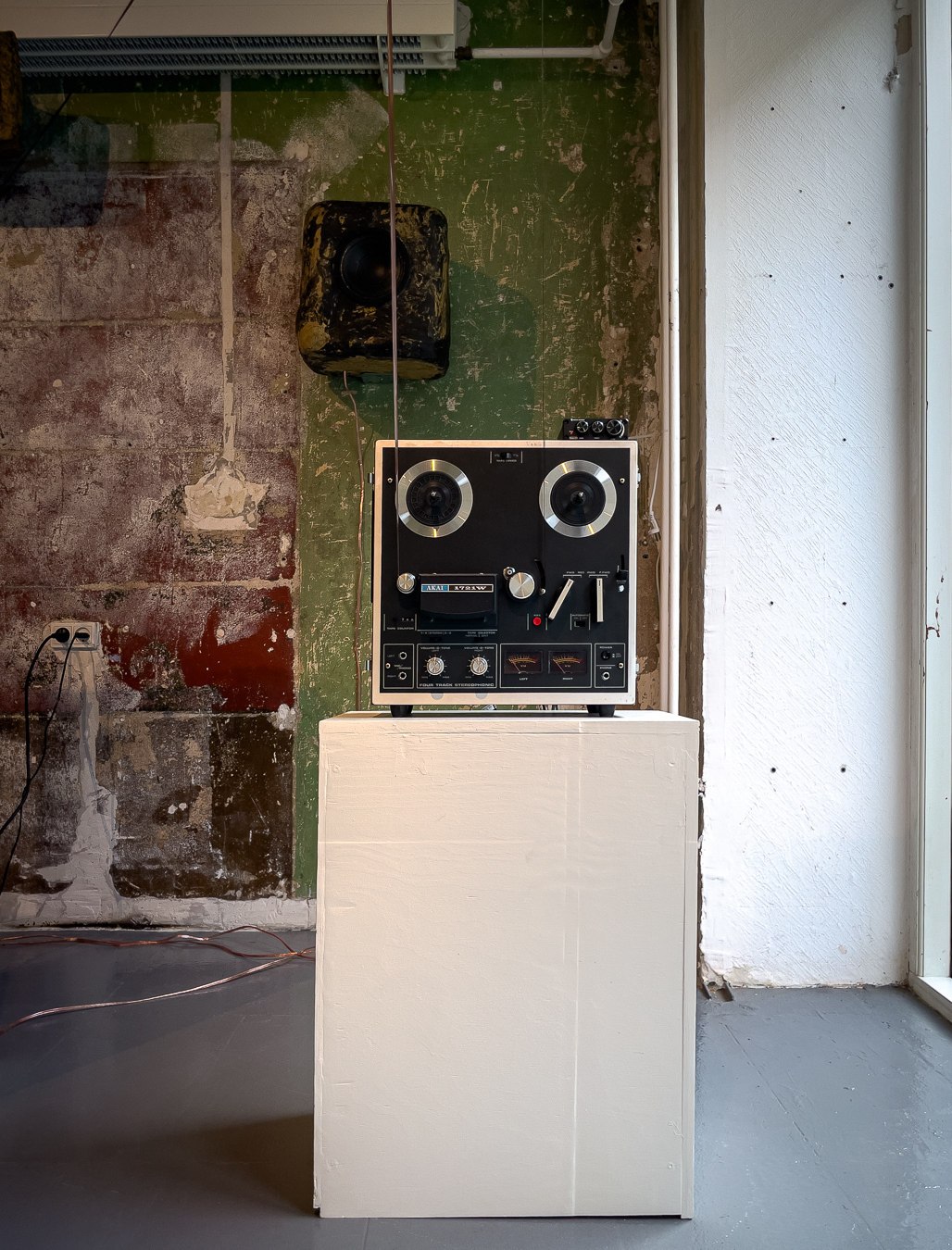 Andreas Stoubye Johansen, Loop, Trance, and the Unknown Experience, 2025, magnetic tape, tape recorders and speakers, speaker forms by Anna Samsøe, details. Photos: Nemanja Askov.
