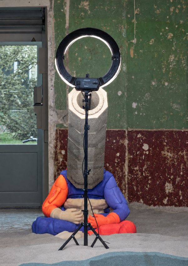 Anne Haaning, Infinity Scroll, 2026, installation view. Photo: Alen Aligrudić.